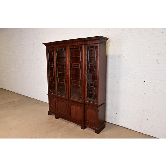 English Late 20th Century Kindel Furniture Georgian Carved Mahogany Lighted Breakfront Bookcase Cabinet For Sale - Image 3 of 15