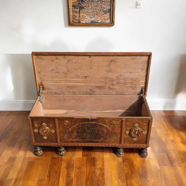 Vintage Art Deco Cedar-Lined Hope Chest With Carved Details & Turned Legs, 1930s For Sale In Los Angeles - Image 6 of 18