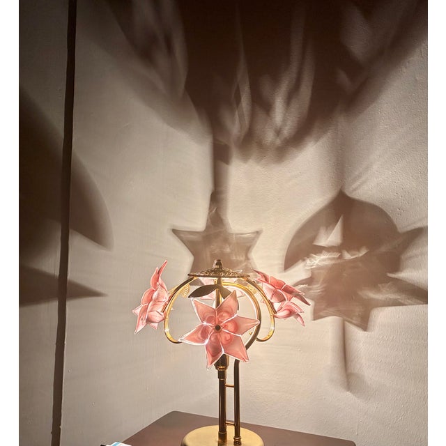 Vintage Pink Murano Glass Floral Table Lamp – Authentic Italian Curved Flower Desk Lamp With Brass Frame – Romantic Atmospheric Lighting For Sale - Image 4 of 18
