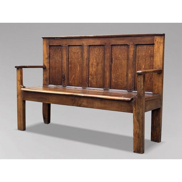 Charming 18th-Century Georgian Oak and Elm Country Settle, circa 1770 A particularly attractive 18th-century English...