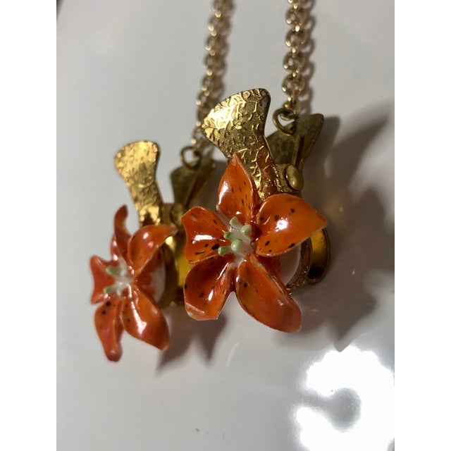 Orange 1950s England Enamel Flowers on Chain Scarf Clip / Sweater Guard For Sale - Image 8 of 9