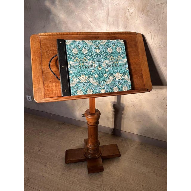 Very beautiful walnut lectern dating from the end of the 20th century. The patented system allows you to move the writing...