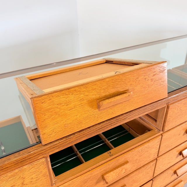 Vintage Oak Display Counter from SLB Stuttgart, 1950s For Sale - Image 10 of 18