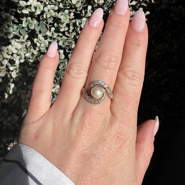 Antique swirl ring circa 1890 in 18 carat gold (750 thousandths) and platinum. It is decorated with an 8 mm diameter...