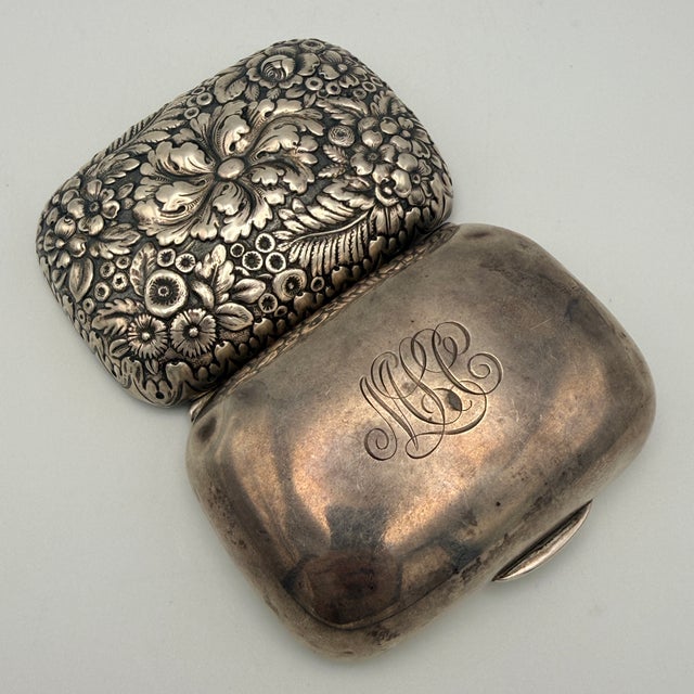 Antique Repoussé Frisiertisch Set in Sterling Silber from Tiffany & Co., 1890s, Set of 7 For Sale - Image 12 of 18