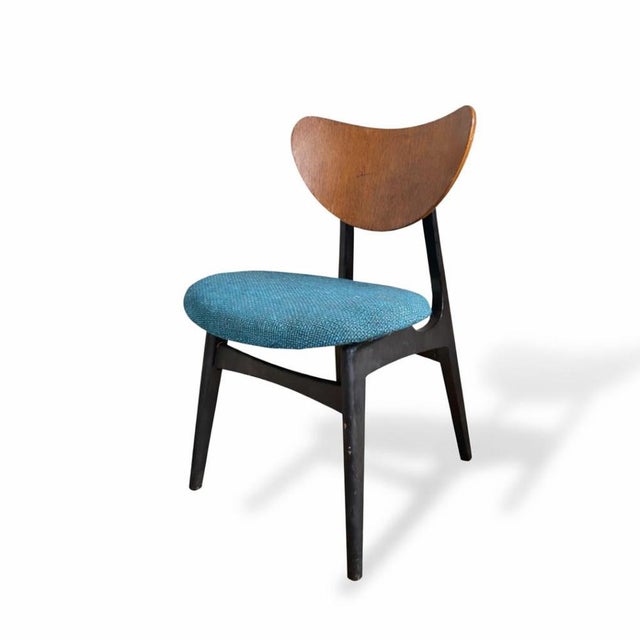 A classic mid century g plan butterfly chair, featuring the instantly recognisable curved backrest and elegant tapered...