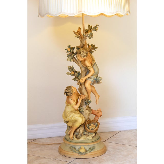 Large Vintage L&f Moreau-Style Figural Table Lamp – “The Apple Pickers” – 1981 Provenance For Sale - Image 4 of 18