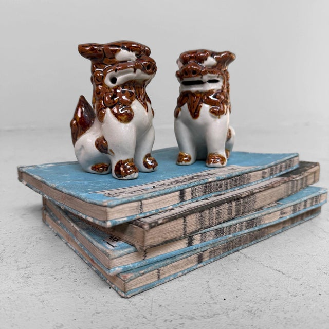 Decorative set of two small Japanese shisa figures, made of glazed ceramic and dating from the 1980s. Dimensions per...