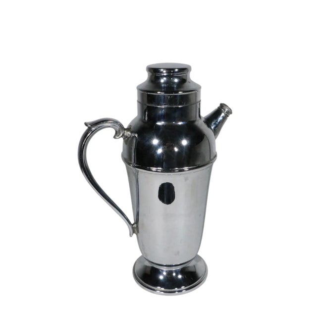 Art Deco chrome cocktail shaker, in very good original showing only light signs of age and use. Specifically, on side show...