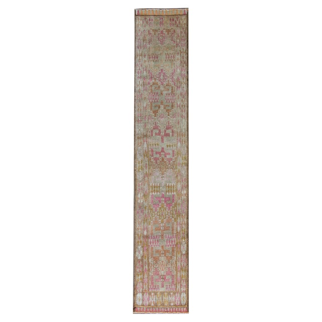 A simple yet chic Mid-20th Century Turkish Oushak rug with an all-over geometric pattern woven in muted pinks, golds,...