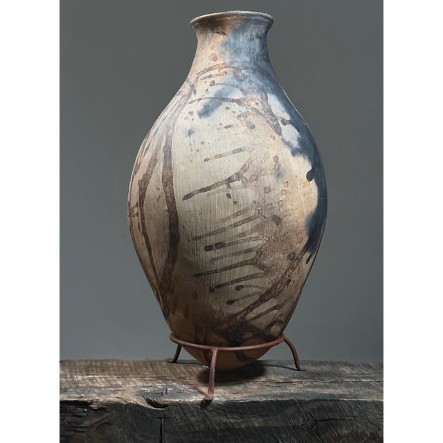 Vintage Monumental Abstract Expressionist Tonaltepec Amphora Style Handled Clay Vessel W/Custom Stand For Sale - Image 4 of 11