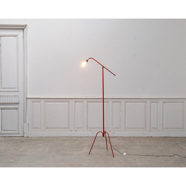 This vintage floor lamp captivates with its light and graphic silhouette, highlighted by its original red color. Its...
