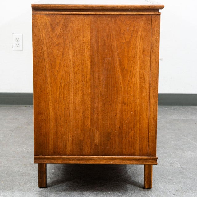 Thomasville Mid Century Modern Credenza Dresser 8 Drawers Thomasville Walnut, Attributed For Sale - Image 4 of 11