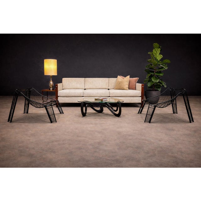 Attributed to a Latin American workshop active in the 1950s, this pair of iron armchairs reflects the organic modernist...