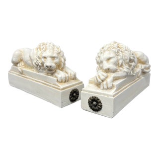 1990s Neoclassical Recumbent Lion Bookends by House Parts – Ivory Architectural Library Decor, Pair For Sale