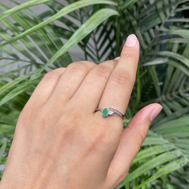 Emerald Contemporary 925 Silver Oval 0.55 Ct Emerald & Diamond Split-Shank Wave Ring Size 8 For Sale - Image 8 of 13