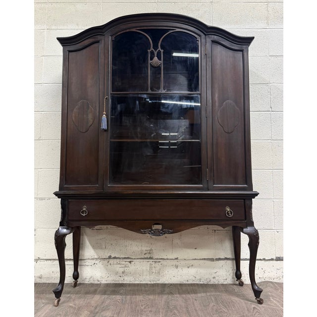 This is a stunning vintage Queen Anne style mahogany china cabinet, display cabinet, curio, or bookshelf cabinet with...
