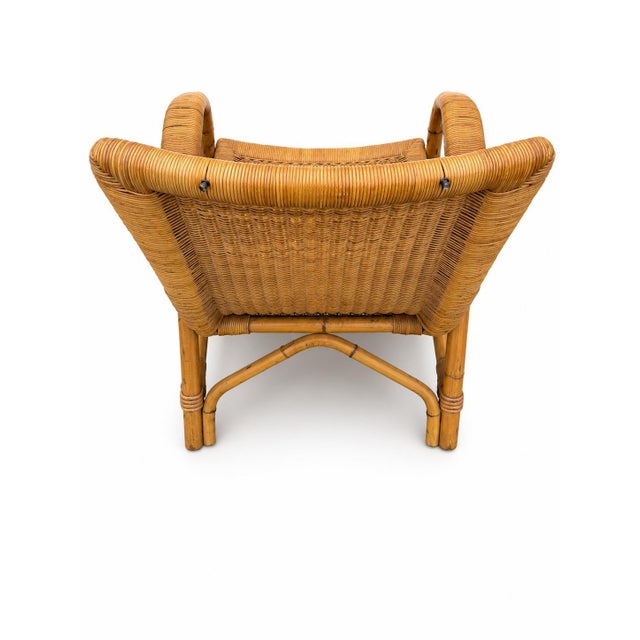 An exceptional vintage lounge chair from renowned manufacturer ARCO, perfectly embodying the natural forms and relaxed...