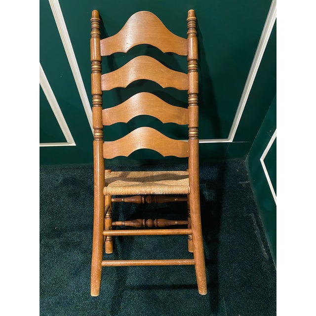 Late 20th Century Heirloom Maple Ladderback Side Chair – Colonial Style With Rush Seat For Sale In New York - Image 6 of 8