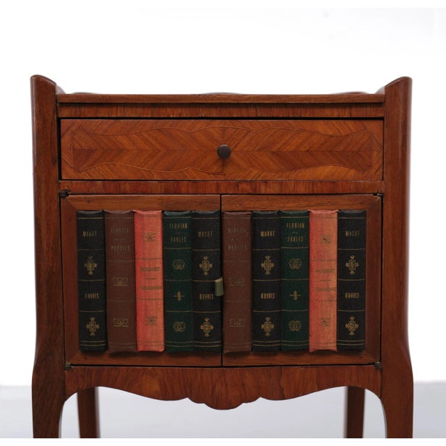 Very nice attractive classic side table. In a Louis XVI style. Nice inlay wood. Bronze feet, on the front doors book-covers.