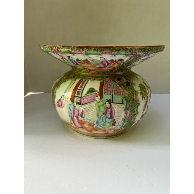 Chinoiserie Antique Chinese Rose Medallion Porcelain Vase For Sale - Image 3 of 10