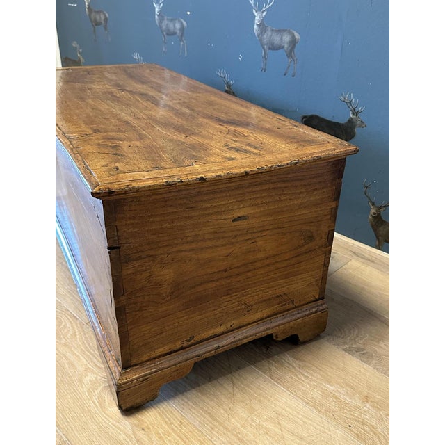 Beautiful 18th-century English chest in perfect condition. Made of elm, it features a stunning wood grain and a warm,...