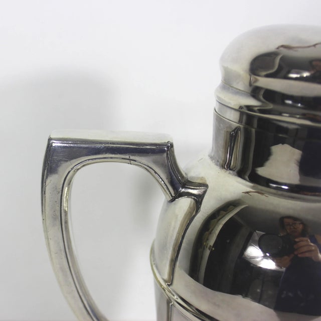 1940s Vintage Benedict Silver Co. Art Deco Silver Plated Cocktail Shaker With Handle and Spout For Sale - Image 5 of 13