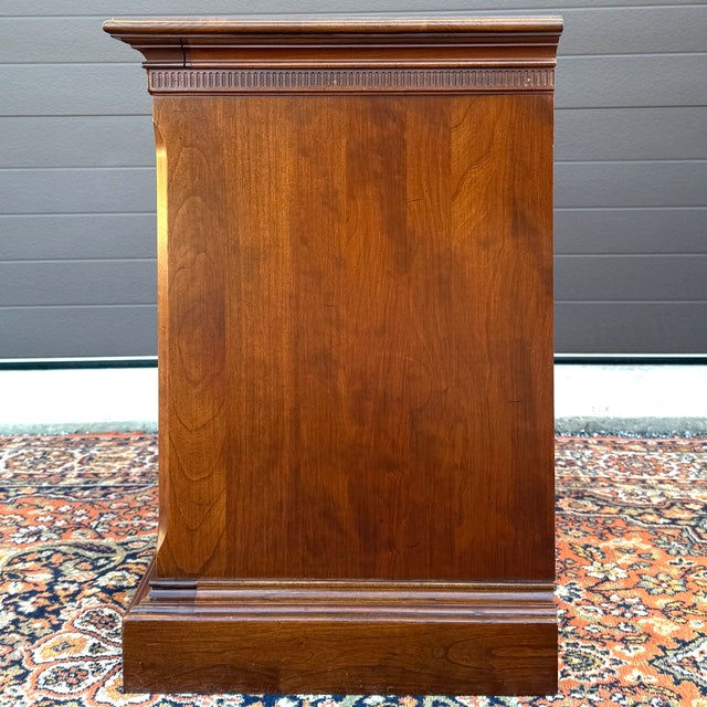 Auburn 1960s Ethan Allen Georgian Court Chippendale Cherry Nightstand With Drawer (11-5116 Sheffield) For Sale - Image 8 of 13