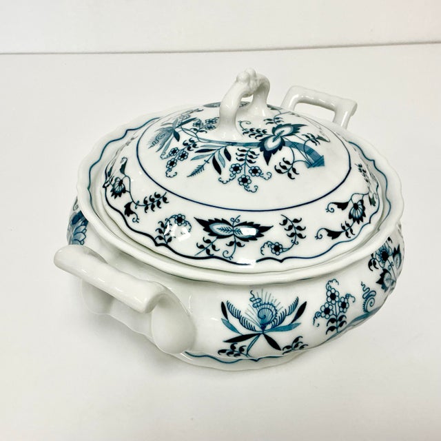 1970s Vintage Japanese Chinoiserie Meissen Blue Danube Covered Serving Bowl. For Sale - Image 6 of 11