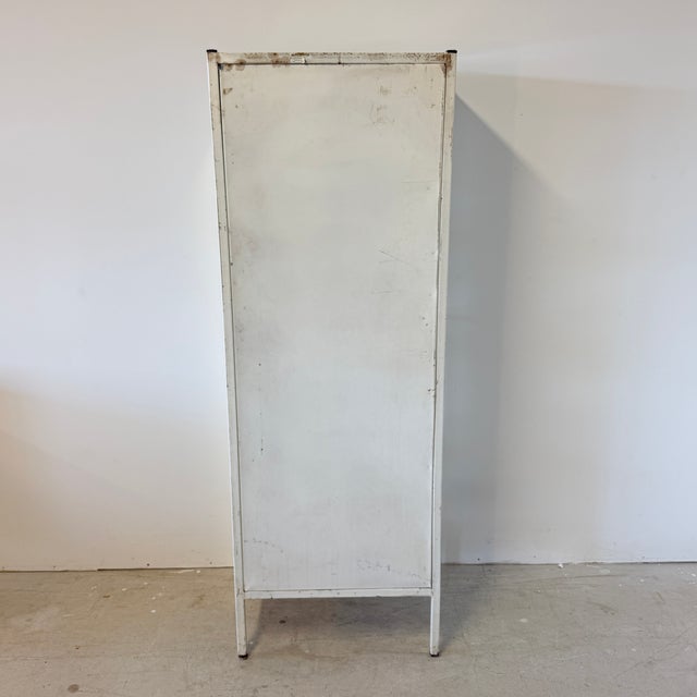 White Mid-Century Polish Medical Display Cabinet, 1960s For Sale - Image 8 of 18
