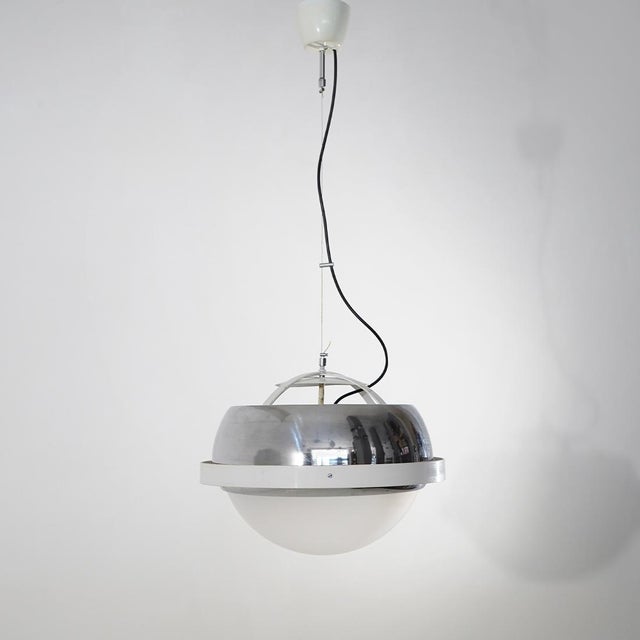 An Italian Space Age pendant lamp from the 1970s characterised by a spherical composition combining chrome-plated metal,...