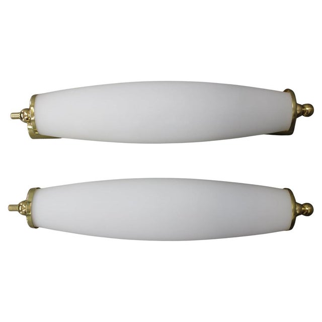 This refined pair of Italian Art Deco wall lights dates to the 1940s and showcases a timeless combination of polished...