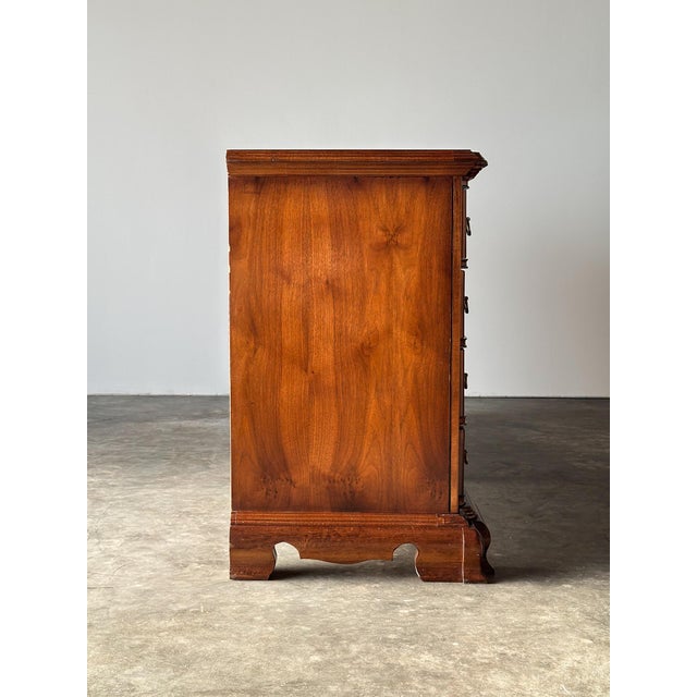 Vintage Georgian Serpentine Block-Front Mahogany 8-Drawer Dresser For Sale - Image 17 of 18