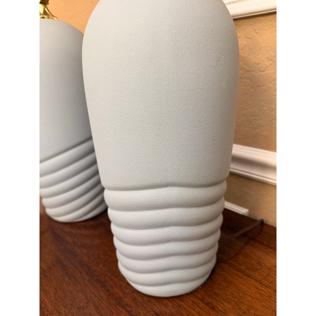 Art Deco 1980s Pacific Coast Lighting Postmodern Ribbed Plaster Table Lamps - Set of 2 For Sale - Image 3 of 11