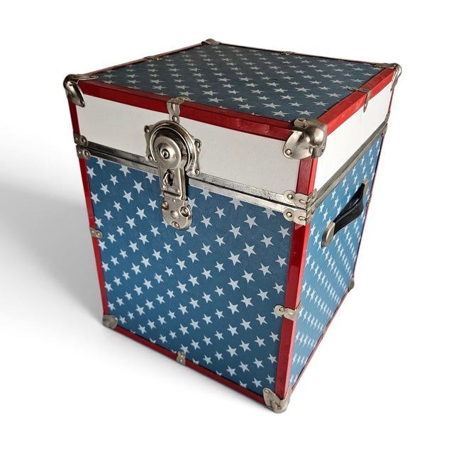 American Vintage American Flag Patriotic Steamer Trunk W/ Working Key For Sale - Image 3 of 18