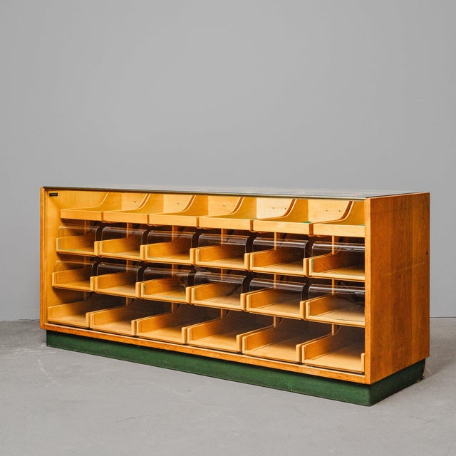 Item: Shop Display Case Period & Style: Vintage - Mid-Century - Mid-20th Century Features: - Stylish and practical piece...