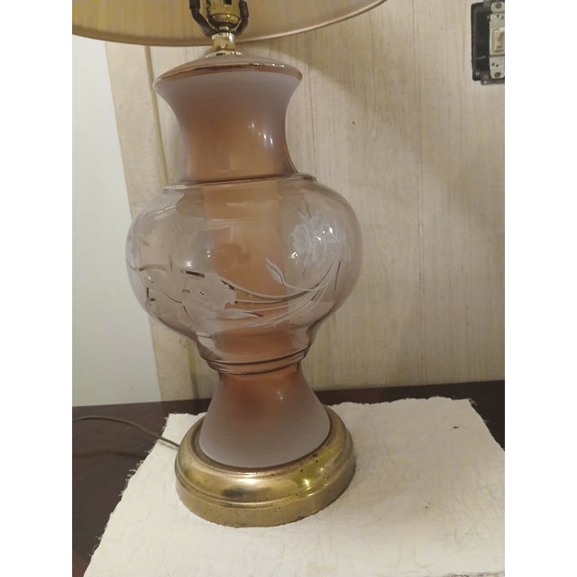 1970s 1970s Hollywood Regency Brass and Glass Ginger Jar Painted Lilies Table Lamp For Sale - Image 5 of 8