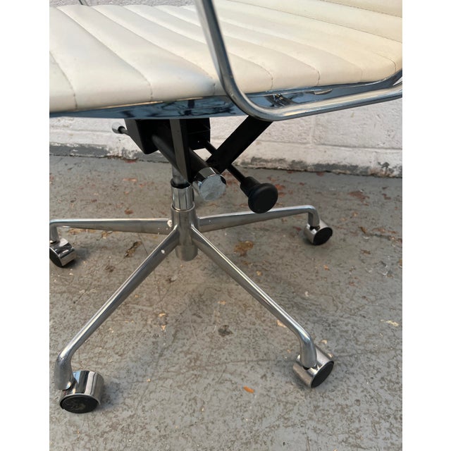 Mid-Century Herman Miller Style Rolling Office Chair, Attributed For Sale - Image 9 of 17