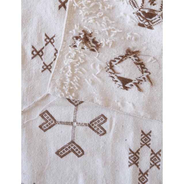 Moroccan Tribal Flatwoven Wool Rug - 7.8 X 5 Ft For Sale - Image 4 of 10