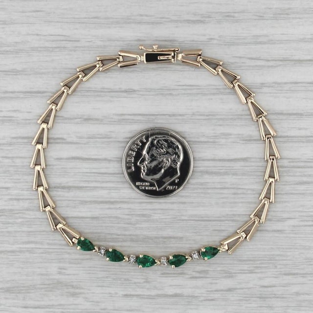 Modern 1.04ctw Emerald Diamond v Chain Bracelet 7" 14k Yellow Gold For Sale - Image 3 of 5
