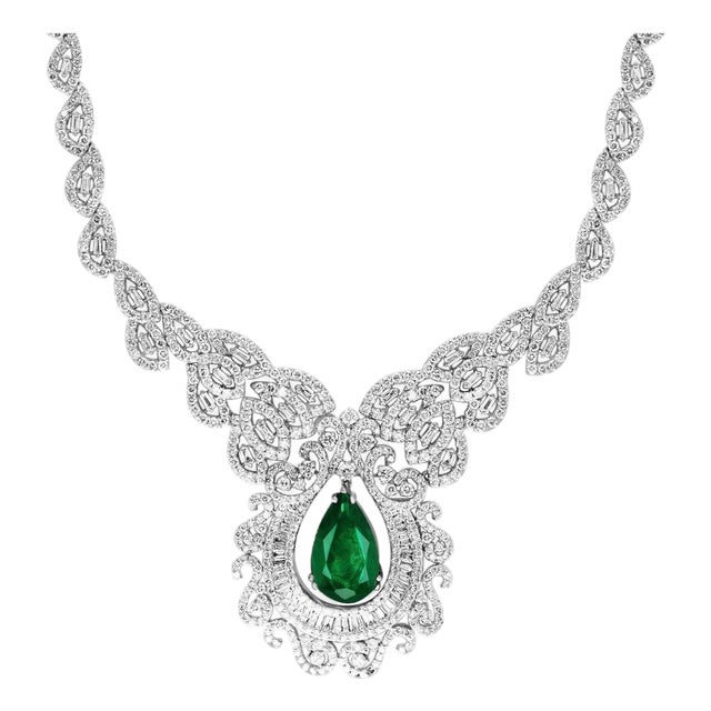 11 Ct Pear Shape Zambian Natural Emerald & 17 Ct Diamond Necklace 18 Karat Gold For Sale