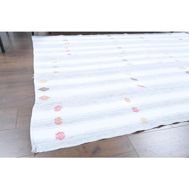 White Vintage Turkish Oushak Handmade Wool Cotton White Kilim Area Rug For Sale - Image 8 of 11