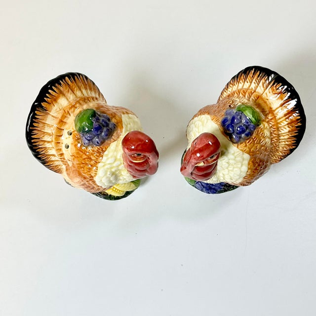 1960s 1960s Mid-Century Americana Boho Chic Thanksgiving Colorful Turkey Salt and Pepper Shakers - A Pair For Sale - Image 5 of 11