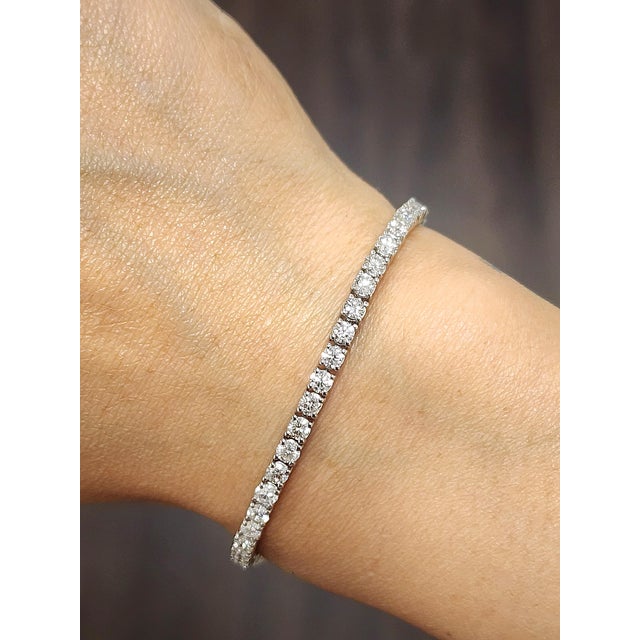 Modern 4.89 Ct Diamond Tennis Bracelet For Sale - Image 3 of 8