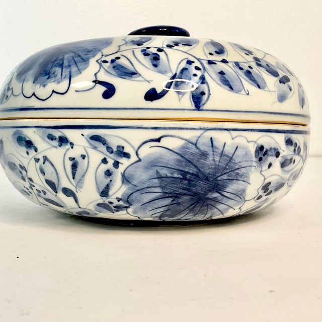 Mid 20th Century Vintage Chinoiserie Hollywood Regency Blue and White Round Lidded Box. For Sale - Image 5 of 12