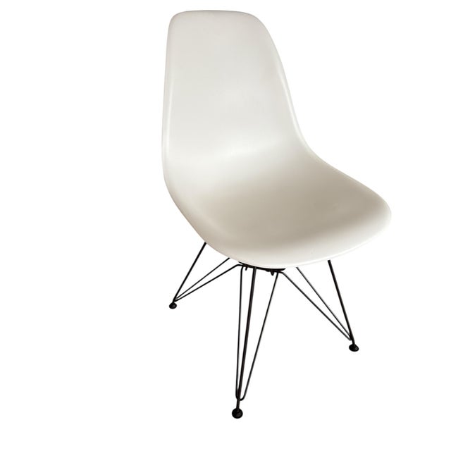 Vitra White DSR Chair by Charles & Ray Eames for Vitra, 2017 For Sale - Image 4 of 7