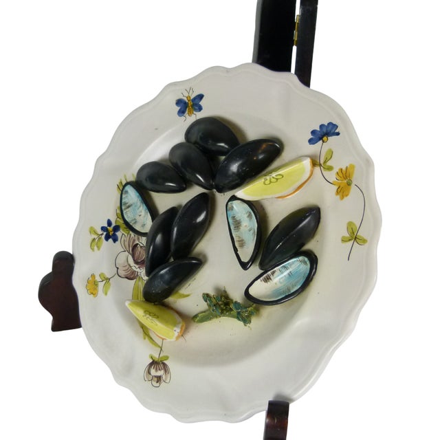 1950s Mid-Century Italian Trompe L’Oeil Hand Painted Wall Plate by Peasant Village | Mussels & Lemon Wedges | Majolica For Sale - Image 5 of 11