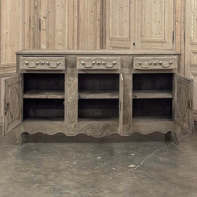 18th Century Country French Louis XIII Buffet in Stripped Oak For Sale - Image 12 of 18