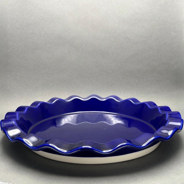 This impressive 14-inch cobalt blue pie dish features a classic ruffled edge and deep sides, making it ideal for large...