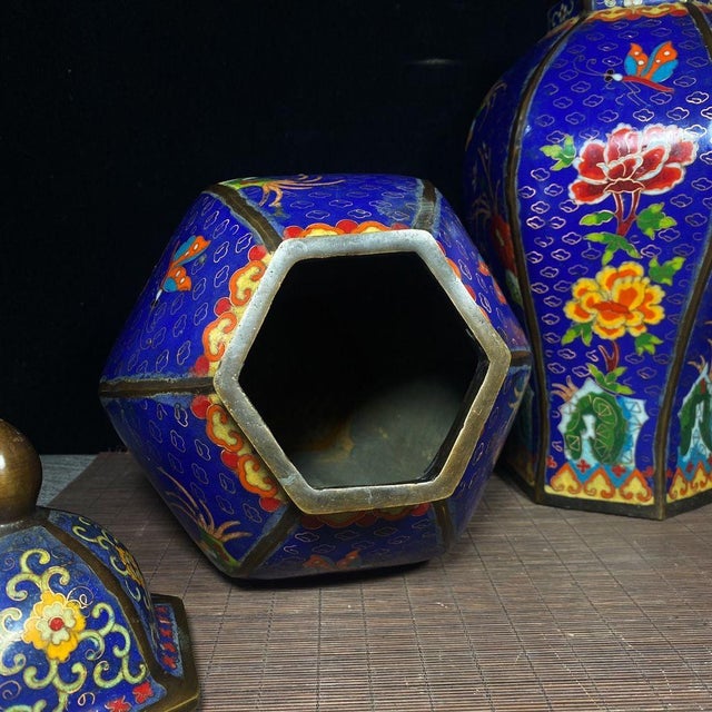 Late 20th Century Pair of Chinese Cloisonné Enamel Hexagonal Floral Jars With Lids - 16" Tall For Sale - Image 5 of 9